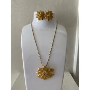Avon VTG Yellow Goldtone Flower Necklace Set Convertible Brooch/Pendant Earrings